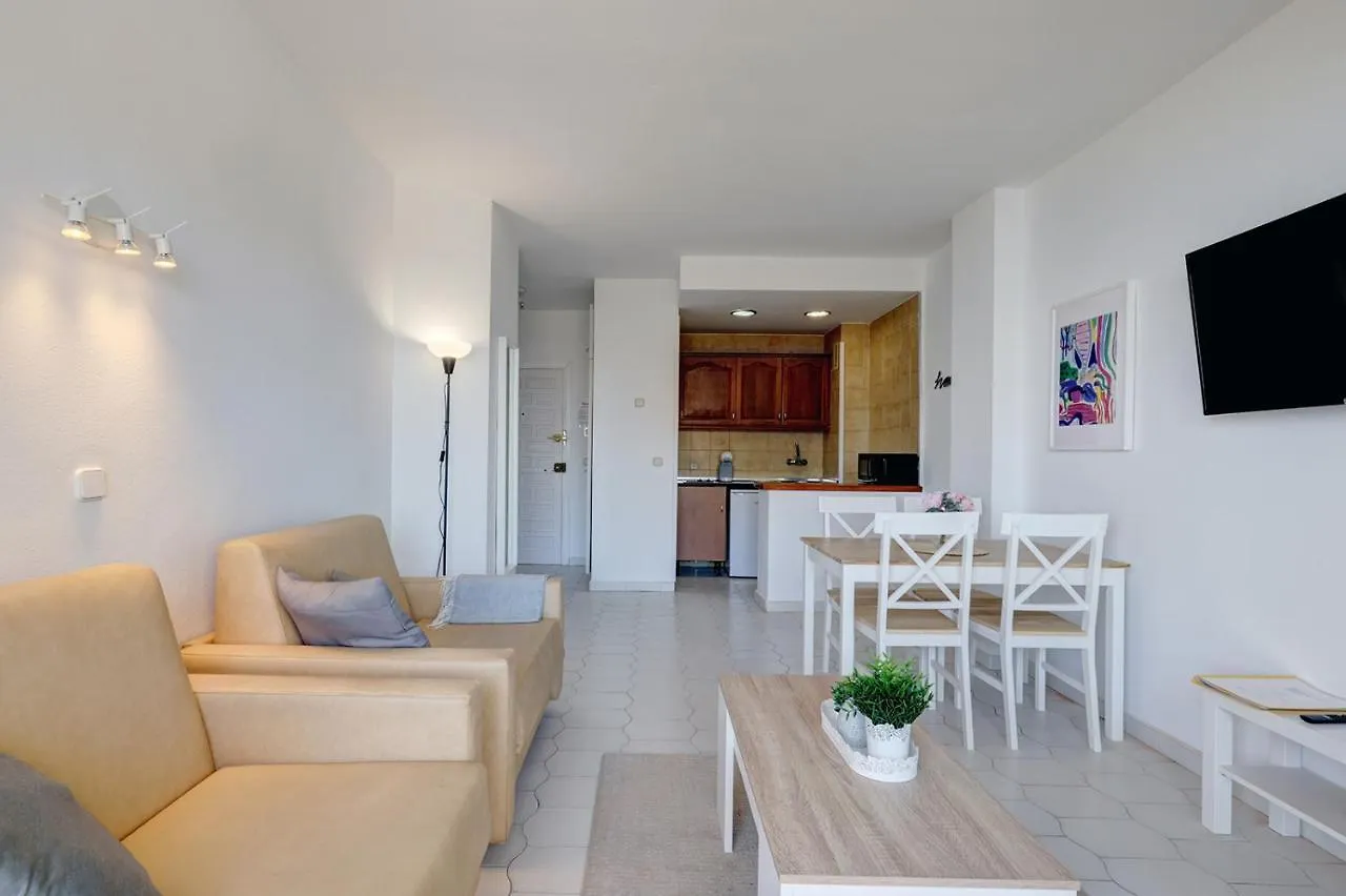 095 - Bright & Comfortable Holiday Apartment With Water Park & Sea Views بينالماذينا