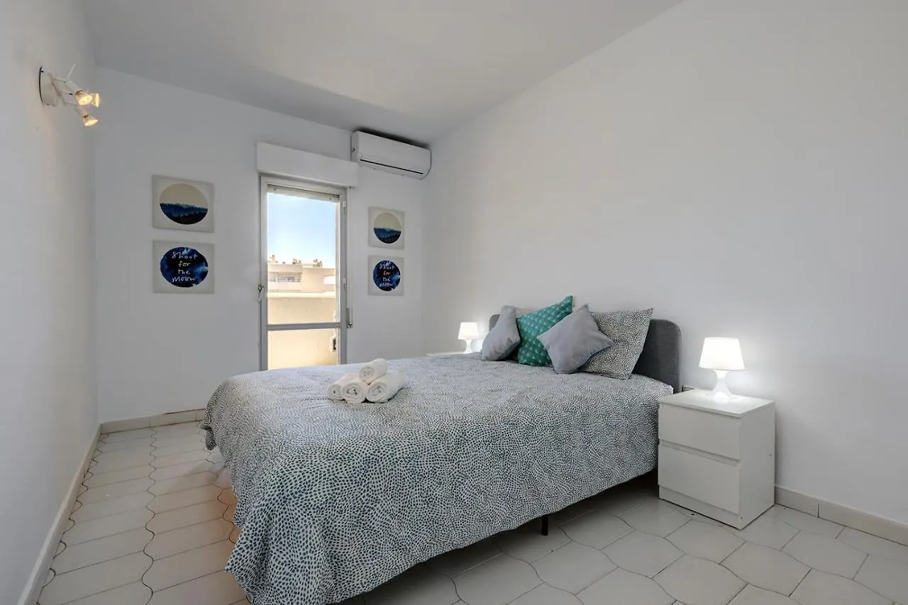 095 - Bright & Comfortable Holiday Apartment With Water Park & Sea Views بينالماذينا