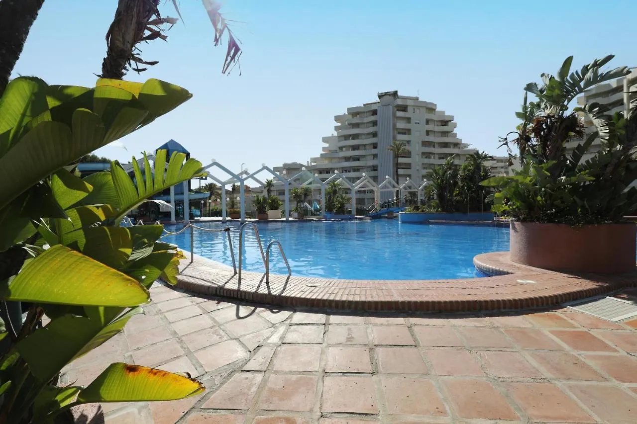 095 - Bright & Comfortable Holiday Apartment With Water Park & Sea Views بينالماذينا 0*,
