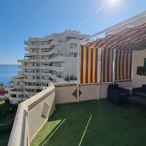 benalbeach-espectacular-terraza-vistas-al-mar.hotelsinnerja.org/